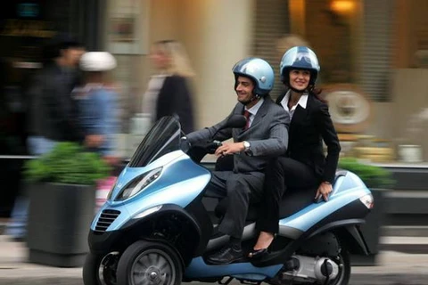 Sắp tới, các xe Piaggio ba bánh này sẽ chạy khắp Milan, khi dịch vụ 'scooter sharing' ra đời. (Nguồn: Corriere della Sera)