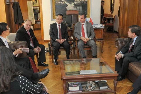 Đại sứ Nguyễn Đình Thao trao đổi với Thống đốc Mendoza Francisco Perez. (Nguồn: Telam)
