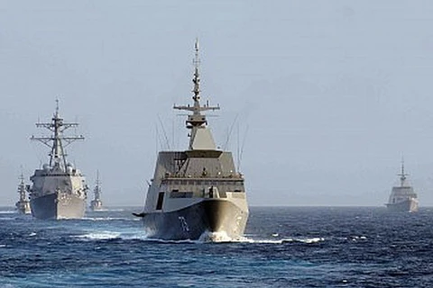 Tàu Singapore và Mỹ trong một cuộc tập trận năm 2011. (Nguồn: US Navy)