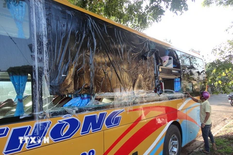 Chiếc xe khách của nhà xe Ngọc Thông bị ném đá làm hư hỏng nặng. (Ảnh: Phạm Cường/TTXVN)