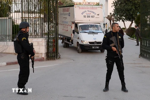 Cảnh sát Tunisia gác tại khu vực bên ngoài bảo tàng Bardo ở thủ đô Tunis ngày 23/3. (Nguồn: AFP/TTXVN)