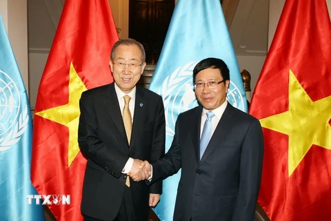 Phó Thủ tướng, Bộ trưởng Bộ Ngoại giao Phạm Bình Minh đón Tổng Thư ký Liên hợp quốc Ban Ki-moon trong chuyến thăm Việt Nam hồi tháng Năm. (Ảnh: Phạm Kiên/TTXVN)