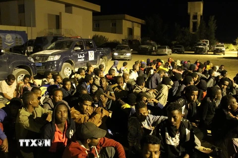 Người di cư tại trại tiếp nhận ở Tripoli, Libya ngày 29/6. (Nguồn: THX/TTXVN)