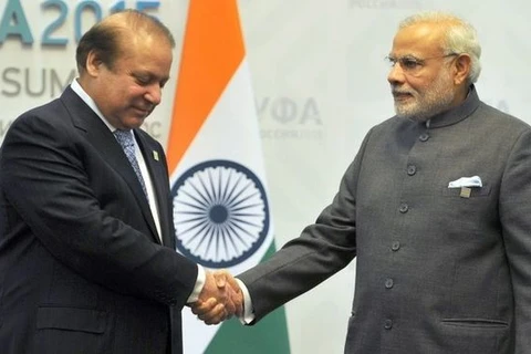 Thủ tướng Ấn Độ Narendra Modi (phải) và người đồng cấp Pakistan Nawaz Sharif. (Nguồn: BBC)
