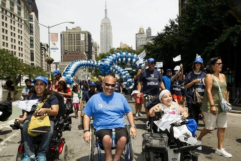 Người khuyết tật diễu hành trên đường phố New York. (Nguồn: wsj.com)