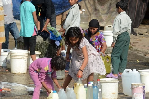Người dân tích trữ nước sinh hoạt tại New Delhi, Ấn Độ. (Nguồn: AFP/TTXVN)
