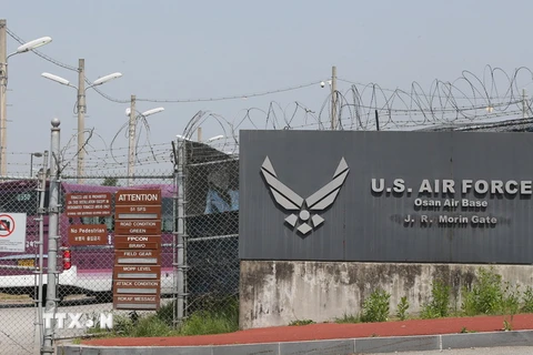 Quang cảnh bên ngoài căn cứ không quân Osan của Mỹ tại Pyeongtaek, phía nam Seoul, Hàn Quốc, nơi nhận được mẫu phẩm vi khuẩn bệnh than còn sống ngày 28/5. (Nguồn: Yonhap/TTXVN)
