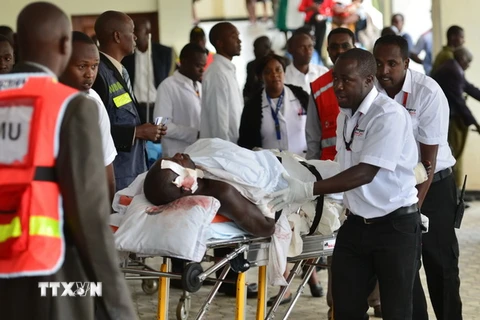 Chuyển nạn nhân bị thương trong vụ tấn công tới bệnh viện quốc gia Kenyatta ở thủ đô Nairobi ngày 7/7. (Nguồn: AFP/TTXVN)