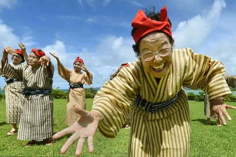 [Photo] Phát cuồng với nhóm nhạc thần tượng của các cụ bà Nhật Bản