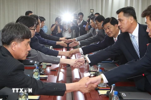 Phái đoàn đàm phán của Hàn Quốc (trái) và Phái đoàn đàm phán của Triều Tiên (phải) tại bàn đàm phán về khu công nghiệp chung Kaesong hồi năm 2014. (Nguồn: AFP/TTXVN)