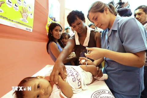 Tiêm vắcxin phòng cúm cho em bé ở Peru. (Nguồn: AFP/TTXVN) 