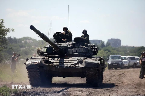 Nhân viên OSCE làm nhiệm vụ tại khu vực Donetsk ngày 19/7. (Nguồn: AFP/TTXVN)