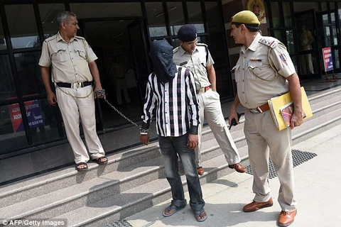 Kumar bị cảnh sát bắt giữ. (Nguồn: AFP/Getty Images)