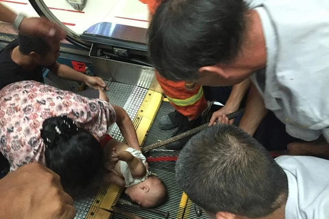 [Photo] Cận cảnh vụ thang cuốn "nuốt" cánh tay của bé trai một tuổi