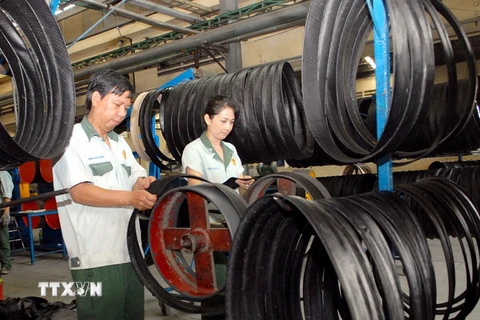 Công nhân làm việc tại khu công nghiệp Biên Hòa. (Ảnh: Danh Lam/TTXVN)