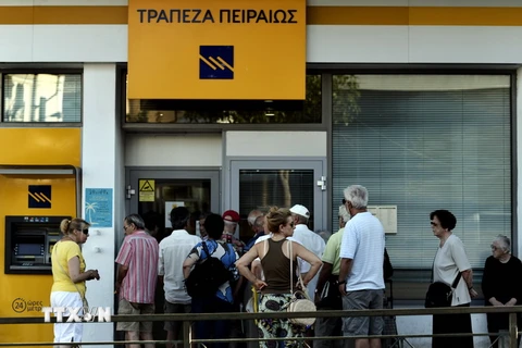 Một ngân hàng ở thủ đô Athens mở cửa ngày 20/7. (Nguồn: AFP/TTXVN)