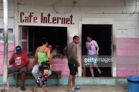Người di cư Cuba bên ngoài một quán càphê. (Nguồn: AFP/Getty Images)