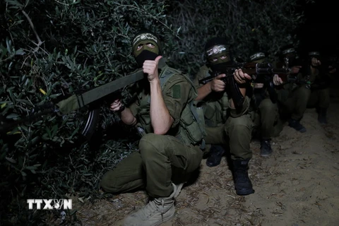 Các thành viên Lữ đoàn al-Qassam, một cánh vũ trang của phong trào Hamas tham gia huấn luyện tại Dải Gaza ngày 3/7. (Nguồn: THX/TTXVN)