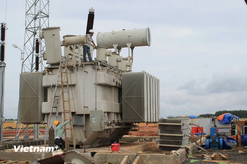 Lắp đặt máy biến áp 220kV tại TBA 220kV Kon Tum. (Ảnh: Quang Thắng/Vietnam+)