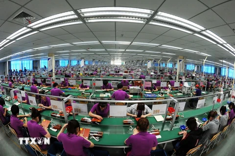 Công nhân Trung Quốc làm việc tại nhà máy sản xuất điện tử ở Bozhou, tỉnh An Huy, miền Đông Trung Quốc. (Nguồn: AFP/TTXVN)