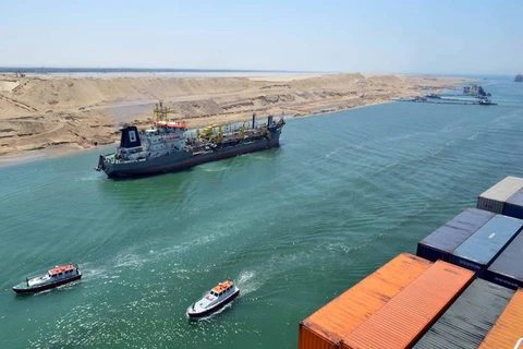 Các tàu đi lại trên kênh đào Suez mới. (Nguồn: Reuters)