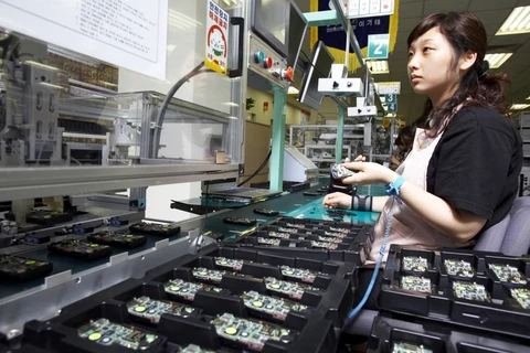 Công nhân làm việc trong một nhà máy của Samsung. (Nguồn: scmp.com)