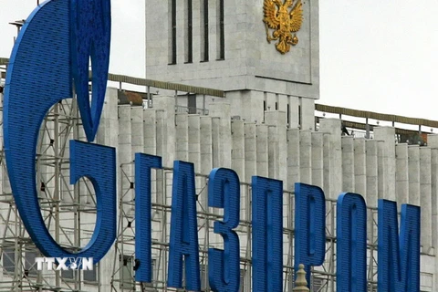 Logo của Gazprom tại thủ đô Moskva, Nga. (Nguồn: AFP/TTXVN) 