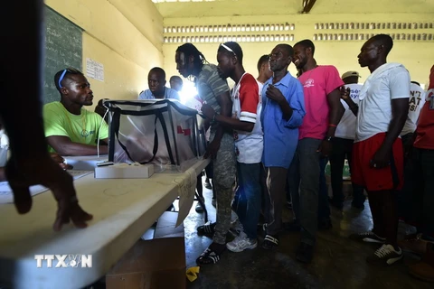 Cử tri Haiti tại một điểm bỏ phiếu ở Port-au-Prince ngày 9/8. (Nguồn: AFP/TTXVN)