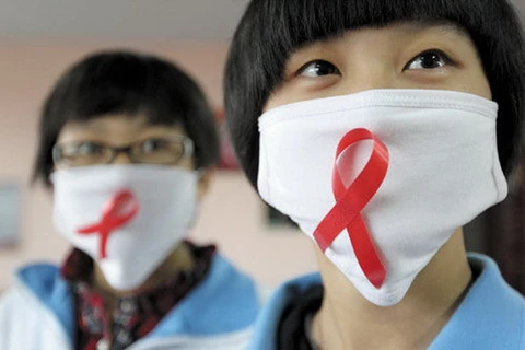 Học sinh ở Tế Nam, Trung Quốc tuyên truyền về HIV. (Nguồn: 163)