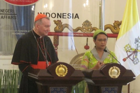 Bộ trưởng Ngoại giao Indonesia Retno Marsudi (phải) và Quốc vụ khanh Tòa thánh Vatican, Đức Hồng y Pietro Parolin. (Nguồn: internasional.metrotvnews.com)