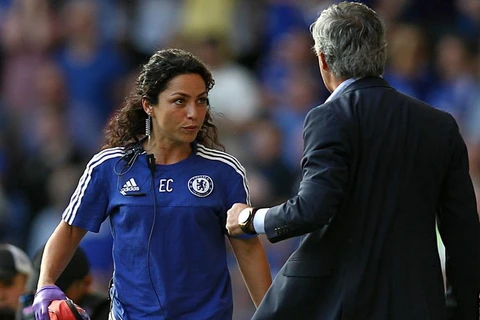 Eva Carneiro và Jose Mourinho. (Nguồn: theguardian.com)