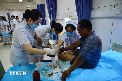 Điều trị cho nạn nhân bị thương trong vụ nổ tại bệnh viện ở Thiên Tân. (Nguồn: THX/TTXVN)