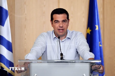 Thủ tướng Hy Lạp Alexis Tsipras phát biểu tại một cuộc họp báo ở thủ đô Athens ngày 12/8. (Nguồn: AFP/TTXVN)