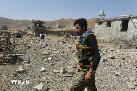 Binh sỹ Afghanistan điều tra tại hiện trường một vụ đánh bom ở Logar ngày 6/8. (Nguồn: THX/TTXVN)