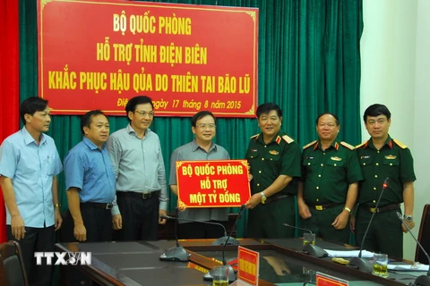 Trung tướng Dương Đức Hòa, Ủy viên Trung ương Đảng, Tư lệnh Quân khu trao tượng trưng số tiền 1 tỷ đồng cho tỉnh Điện Biên. (Ảnh: Xuân Tư​/TTXVN)