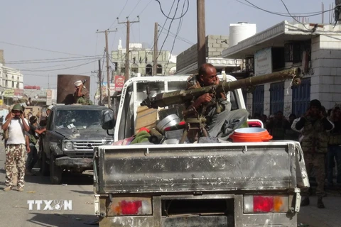 Binh sỹ Yemen tiếp quản Loder, thị trấn cuối cùng của Abyan vừa được giải phóng ngày 10/8. (Nguồn: AFP/TTXVN) 