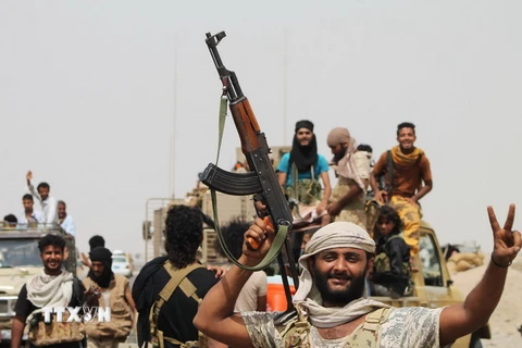 Lực lượng trung thành với Tổng thống lưu vong Abedrabbo Mansour Hadi trong chiến dịch quân sự chống phiến quân Houthi ở Aden. (Nguồn: AFP/TTXVN)