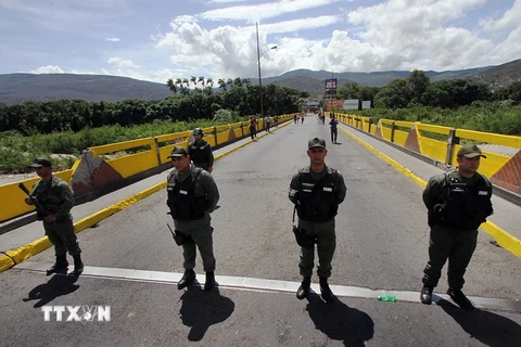 Binh sỹ Venezuela gác tại cửa khẩu biên giới với Colombia ngày 20/8. (Nguồn: AFP/TTXVN)