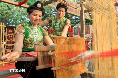Trình diễn dệt thổ cẩm tại Tuần Văn hóa, Du lịch Điện Biên 2014. (Ảnh: Thanh Tùng/TTXVN)