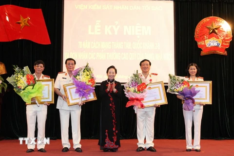 Phó Chủ tịch nước Nguyễn Thị Doan trao tặng Huân chương Lao động Hạng Nhất, Nhì cho các vị lãnh đạo của Viện Kiểm sát Nhân dân Tối cao. (Ảnh: Thống Nhất/TTXVN)