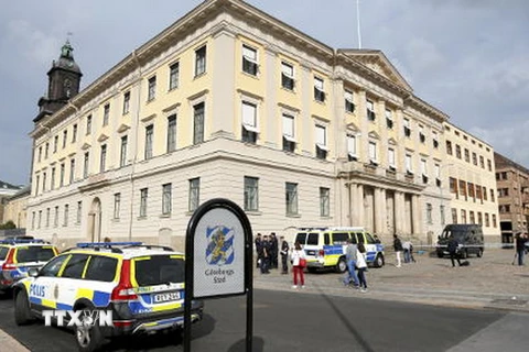 Cảnh sát bên ngoài tòa thị chính ở thành phố Gothenburg. (Nguồn: thelocal.se)