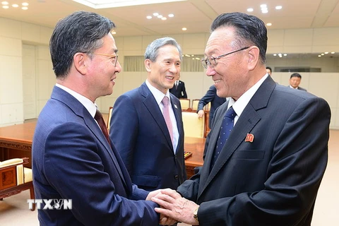 Quan chức Triều Tiên và Hàn Quốc gặp nhau sau buổi đàm phán ngày 25/8. (Nguồn: Ynhap/TTXVN)