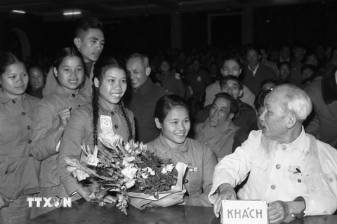Chủ tịch Hồ Chí Minh nói chuyện với các đại biểu thanh niên xung phong vào tháng 1/1967. (Ảnh: Thế Trung/TTXVN)