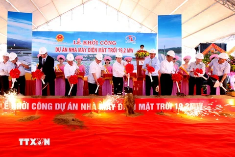 Phó Thủ tướng Hoàng Trung Hải và các đại biểu động thổ khởi công xây dựng công trình. (Ảnh: Ngọc Hà/TTXVN)