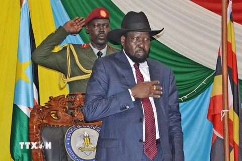 Tổng thống Nam Sudan Salva Kiir (giữa) trước lễ ký thỏa thuận hòa bình tại thủ đô Juba ngày 26/8. (Nguồn: AFP/TTXVN)