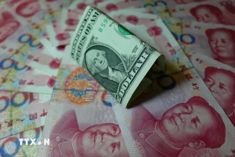 Đồng nhân dân tệ Trung Quốc và đồng USD ở Nghi Xương, tỉnh Hồ Bắc ngày 14/8. (Nguồn: Kyodo/TTXVN) 