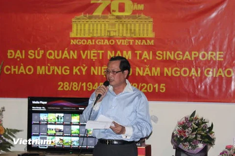 Đại sứ Việt Nam tại Singapore Nguyễn Tiến Minh điểm lại những thành tích của Đại sứ quán đã đạt được trong việc thúc đẩy quan hệ đối tác chiến lược Việt Nam-Singapore (Ảnh: Việt Hải, Mỹ Bình, Lê Hải/Vietnam+)