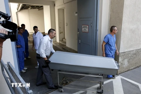 Chuyển thi thể các nạn nhân trên chiếc xe chở người di cư tới nhà xác Bệnh viện Y ở Vienna ngày 28/8. (Nguồn: AFP/ TTXVN)