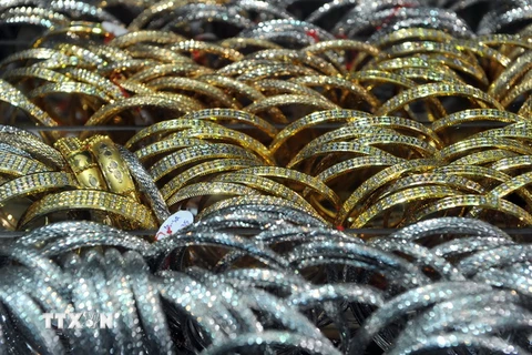 Đồ trang sức vàng được bày bán ở Jakarta, Indonesia. (Nguồn: AFP/TTXVN)
