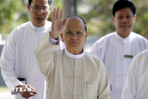 Tổng thống Myanmar U Thein Sein (giữa) tới dự cuộc họp của lãnh đạo các lực lượng chính trị ở Nay Pyi Taw ngày 12/1. (Nguồn: THX/TTXVN)